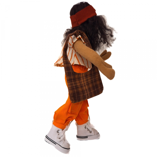 Jugendliche(r) - orange gekleidet